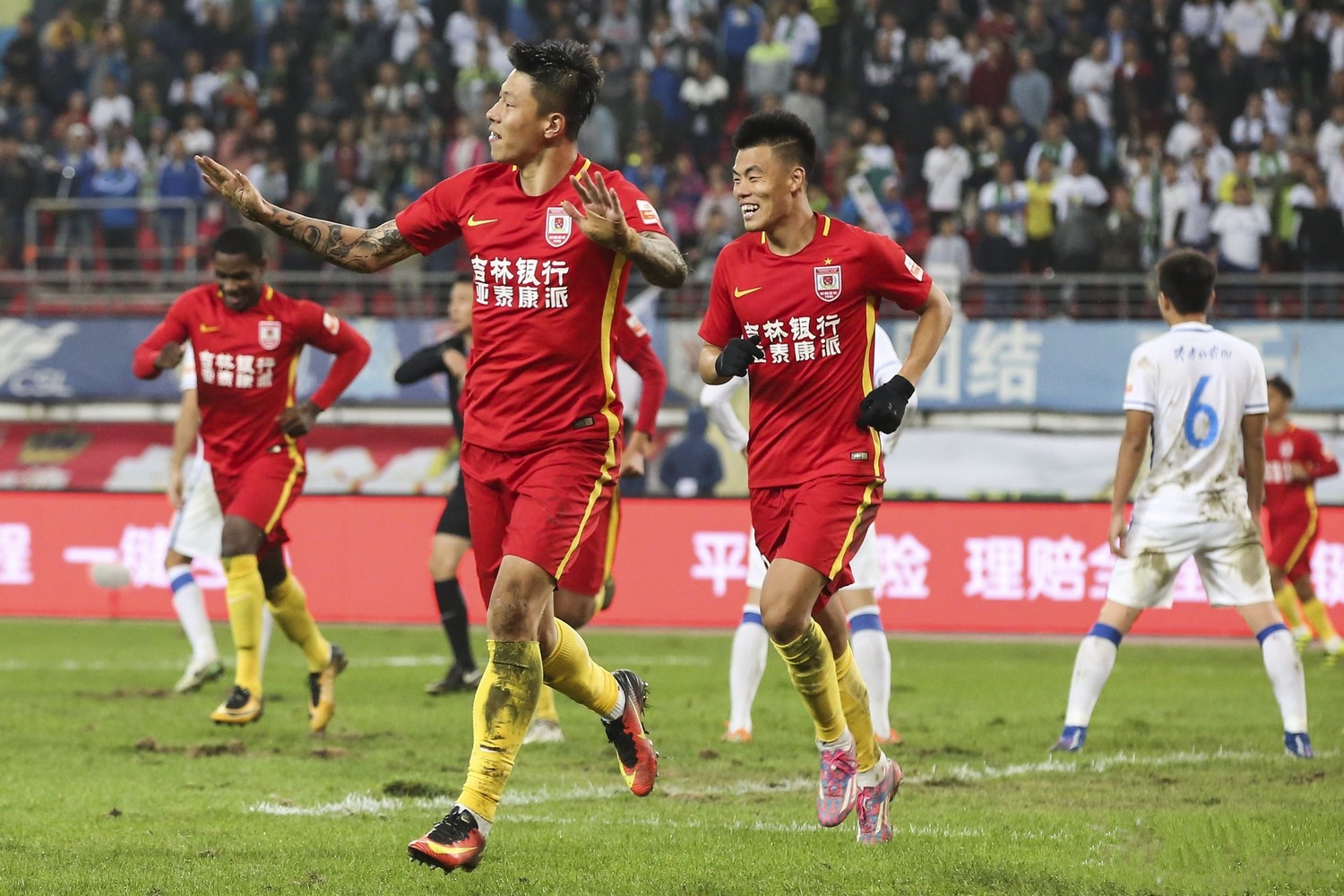《那些具有争议的球场设计：为何有些球场对外野手极不友好？》